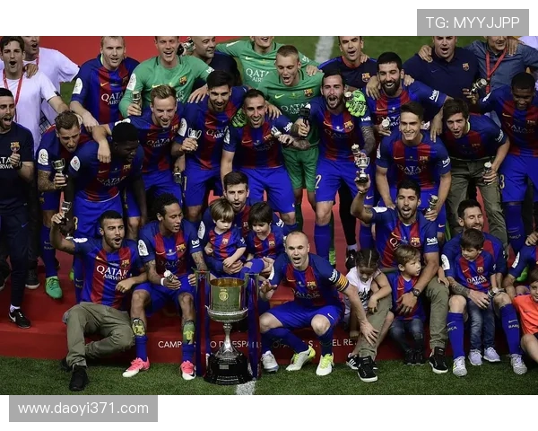 足球明星齐聚一堂漫画风格展现他们的精彩瞬间与独特魅力