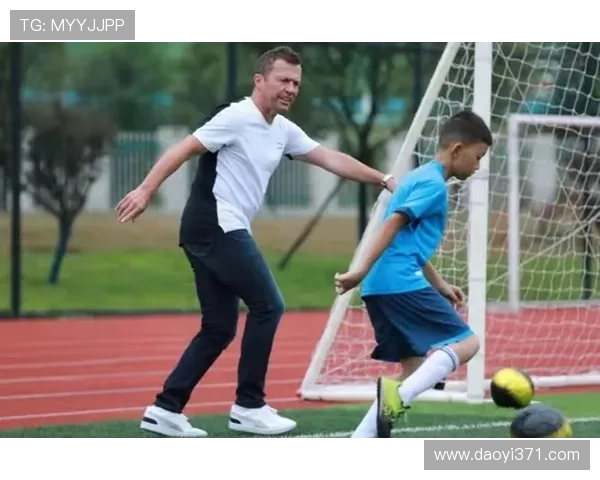 追寻足球明星的脚步选购同款足球鞋助你成就梦想球场表现