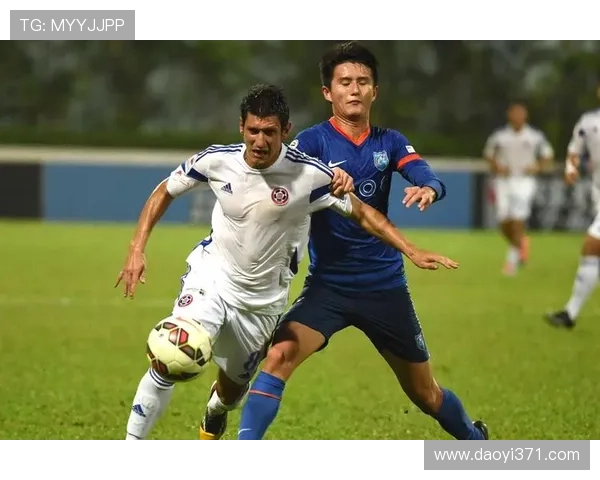 足球明星齐聚香港激情踢球引发球迷热烈追捧与期待
